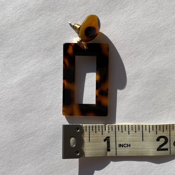 Rectangular Tortoise Pattern Earrings - Picture 4 of 5